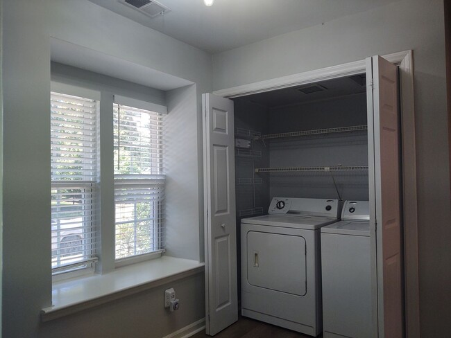 Building Photo - Beautiful 2-story Townhome located in Haml...