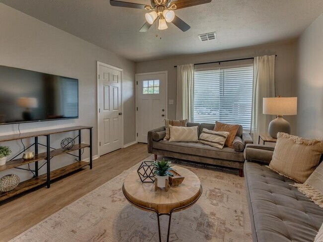 Building Photo - 1013 E Main St