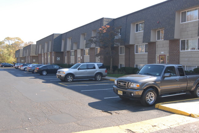 Building Photo - Towne Oaks Apartments