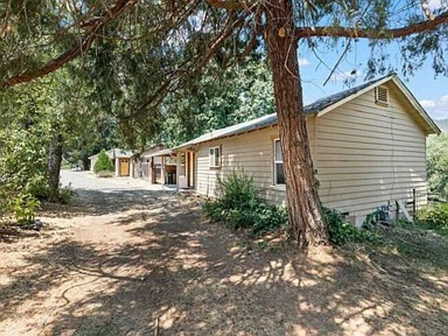 Building Photo - Discover Serenity by the Rogue River in th...