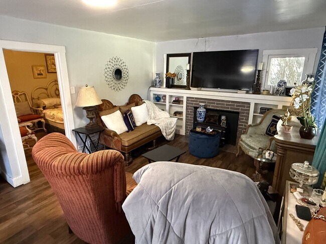 Foto del edificio - Beautiful 6 Bed, 3 Bath House; W/D Included; Fenced Yard; Wood Floors; and a Charming Style