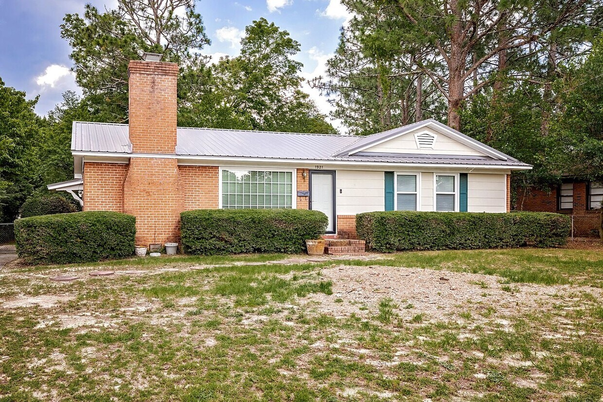 Primary Photo - Home centrally located within Fayetteville...