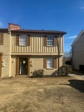 Building Photo - 996 University St