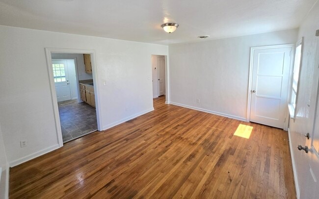Building Photo - CHARMING 2 BEDROOM SINGLE FAMILY