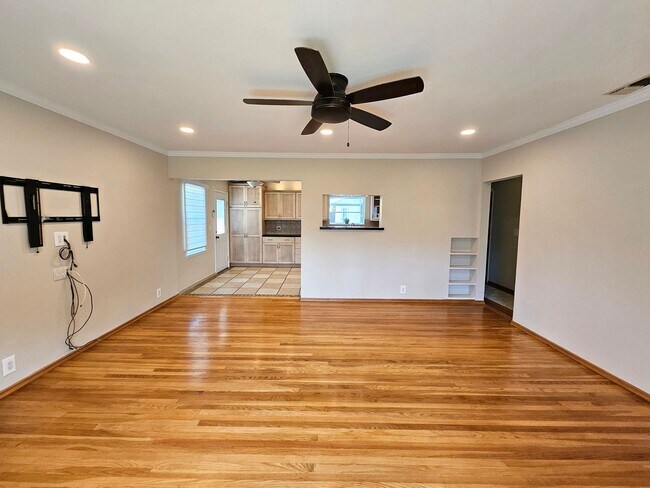 Foto del edificio - COMING SOON- Charming Single Family Home with Pool in Burbank