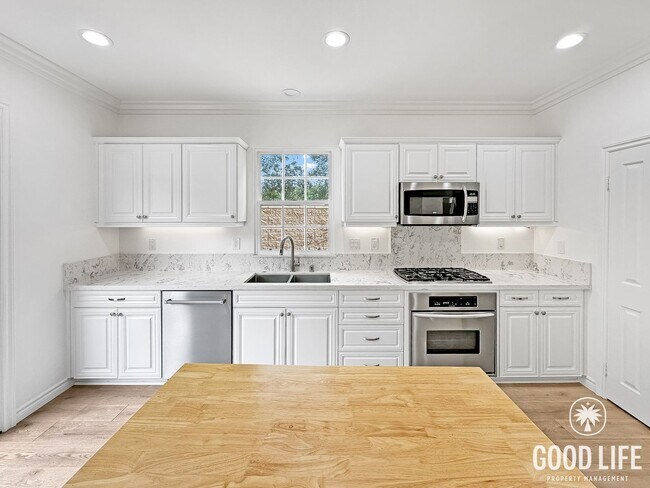 Foto del edificio - Highly Desired Irvine Living | 3-Bed, Office, Gated Community