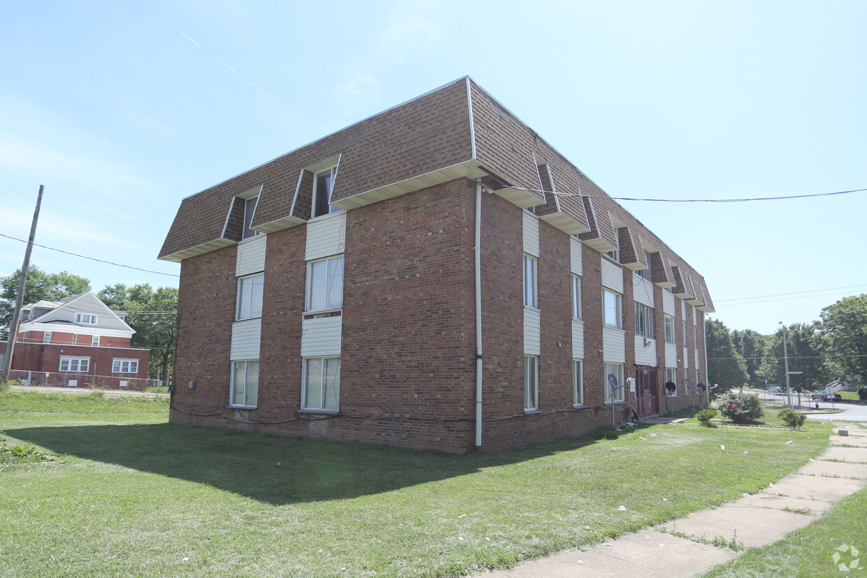 Primary Photo - Garden Apartments