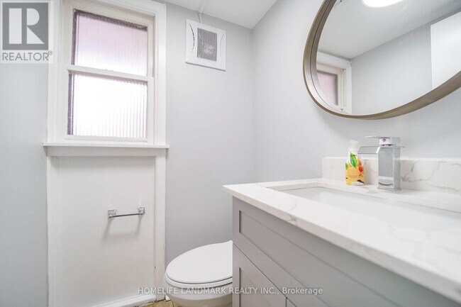Photo du bâtiment - 6452 Finch Ave W