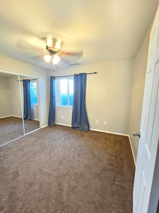 Foto del edificio - 4 bedroom HOME
