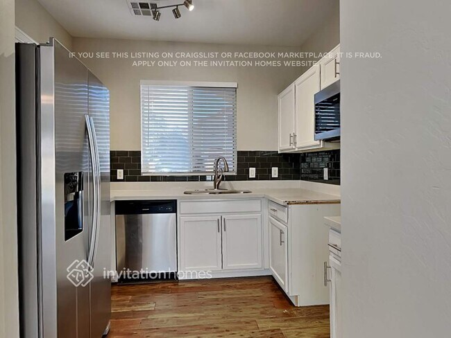 Foto del edificio - 686 E Colt Ct