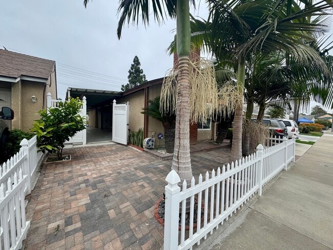 Building Photo - Charming 3 bedroom home in a great family ...