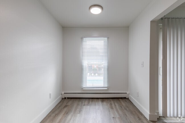 1BR, 1BA - 750SF, Dining Room - Kings Pointe Apartments - Warren, MI