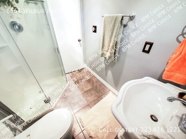 Building Photo - 4bd/2ba Townhome in a Quiet & Well Maintai...