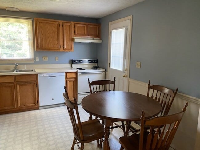 Building Photo - 703 School St