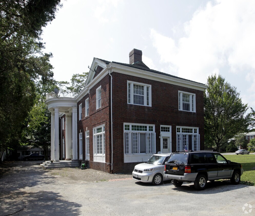 40 Manitton Ct, Islip, NY 11751 Apartments in Islip, NY