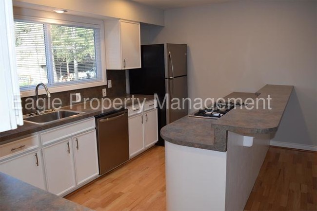 Foto del edificio - 1714 Greentree Rd