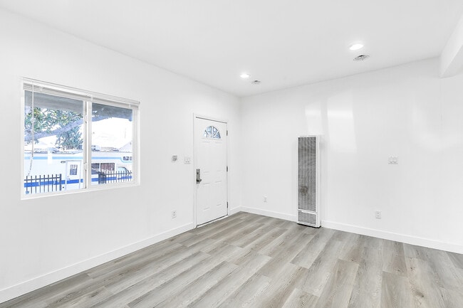 Building Photo - 519 E 64th St