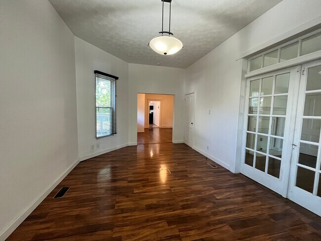 foyer/living room - 112 Clay St