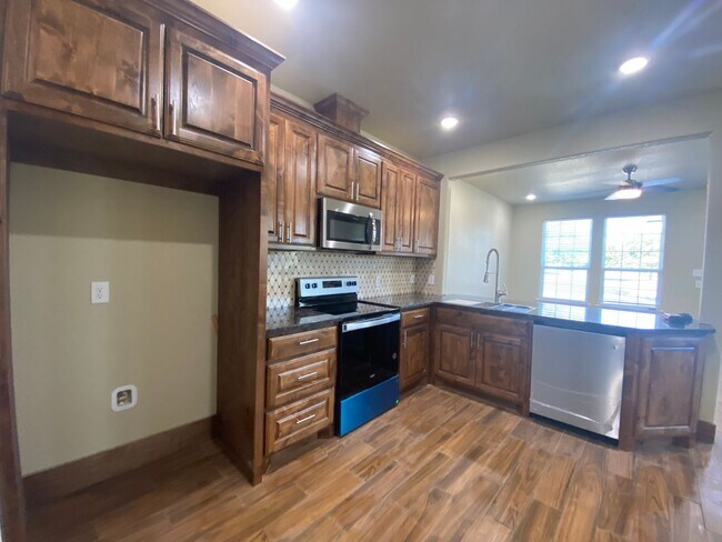 Building Photo - 103 Sabine Ave. #B