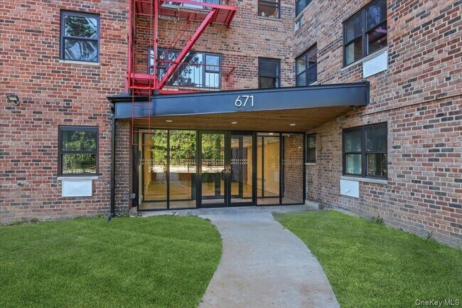 Foto del edificio - 671 Bronx River Rd