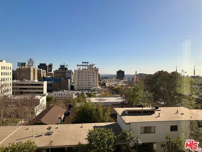 Foto del edificio - 6330 Franklin Ave