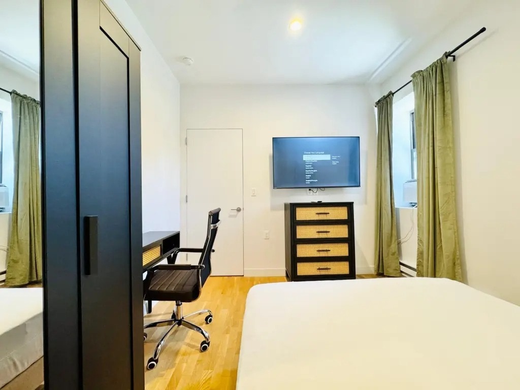 Private bedroom in 3 bed / 1.5 bath Home Condo for Rent in Brooklyn