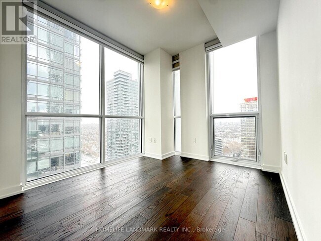 Photo du bâtiment - 1 Yorkville Ave