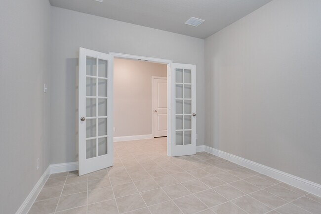 Building Photo - 211 Red Oak Dr