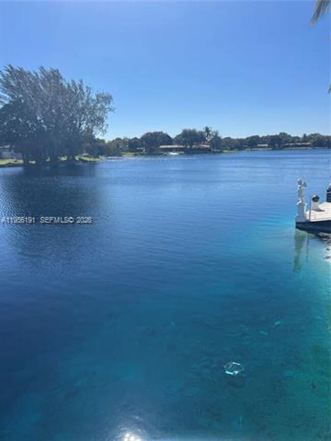 Foto del edificio - 6484 Miami Lakes Dr