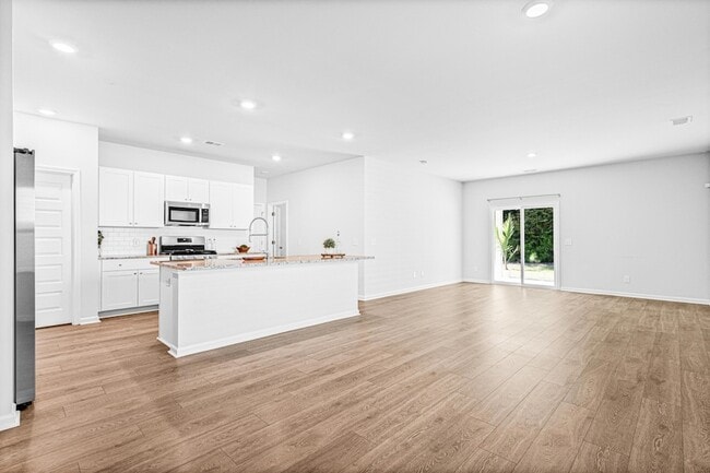 Building Photo - 504 Minim St