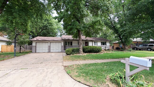 Building Photo - 1670 N Wood Dr
