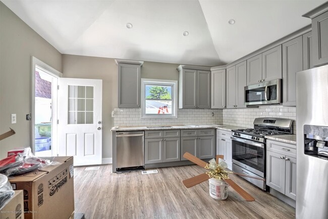 Foto del edificio - 8 Dolan Ave