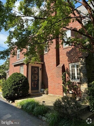 Building Photo - 207 Edgehill Rd
