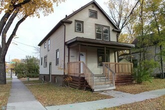 Building Photo - 921 6th Ave N