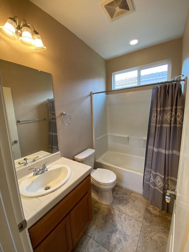 Foto del edificio - Two story home in NW Visalia Rent Ready!