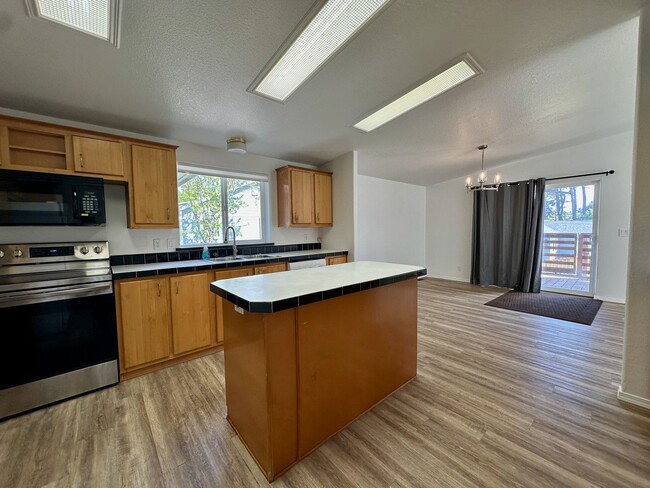 Building Photo - 2 BD | 2 BA Home with Garage + Stunning Wa...