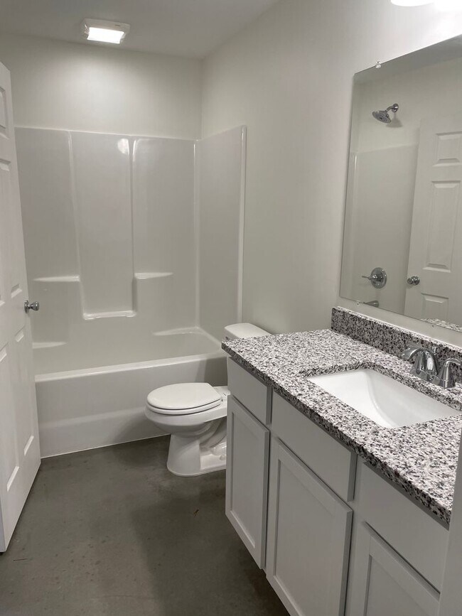 Foto del edificio - Updated  DUPLEX with Garage