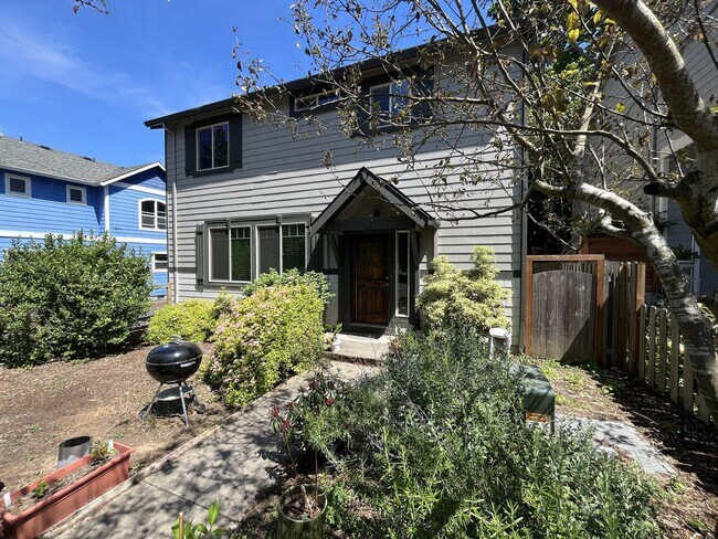 Foto del edificio - Bright and Modern North Portland Living with Three Bedrooms, Laundry Room & Attached Garage