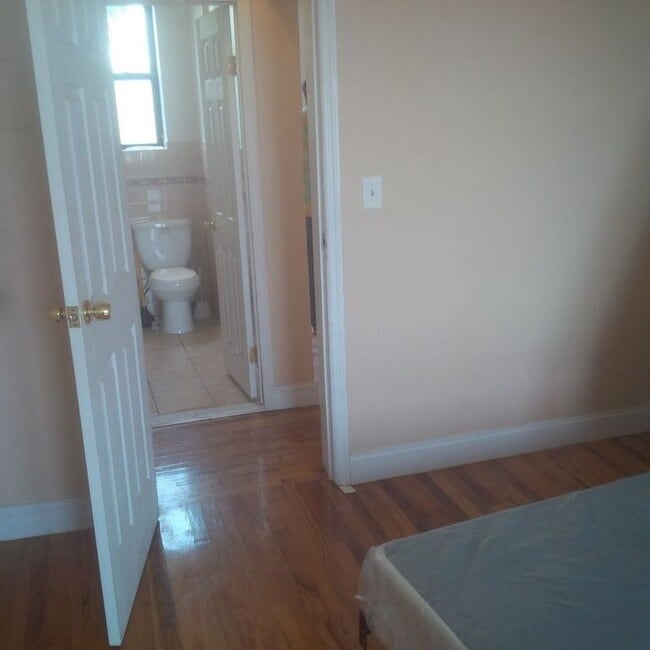Building Photo - 262 E 55th St