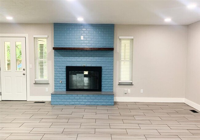 Building Photo - 7008 Comanche Ave