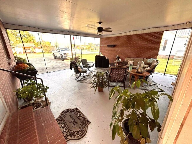 Building Photo - Charming 2-Bedroom Rental in Historic Eufa...