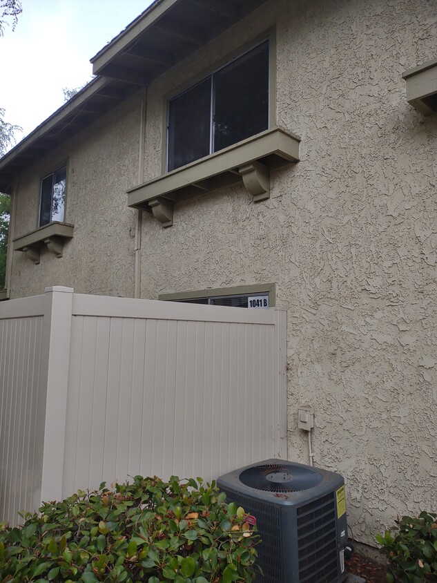 Primary Photo - 1041 W Francis St