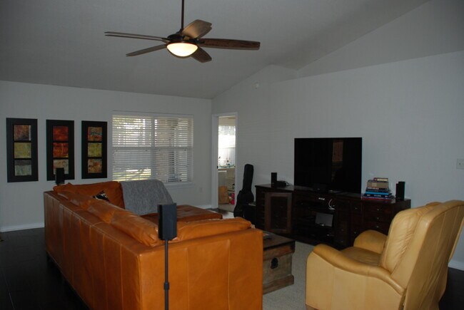 Foto del edificio - 374 Driftwood Point Rd