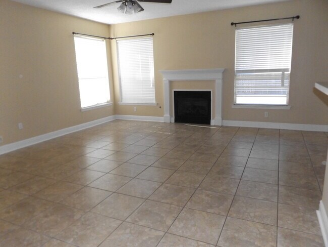 Building Photo - Spacious 4 bedroom with BONUS Room