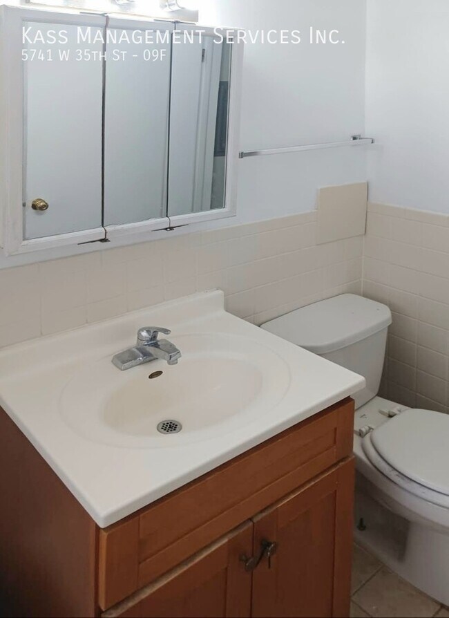 Foto del edificio - 5741 W 35th St