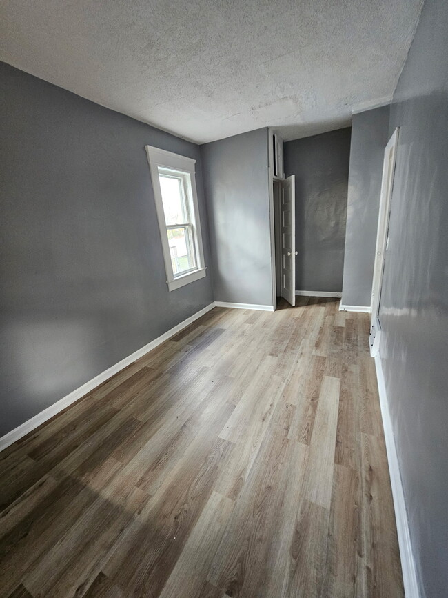 Building Photo - 7815 Rosewood Ave