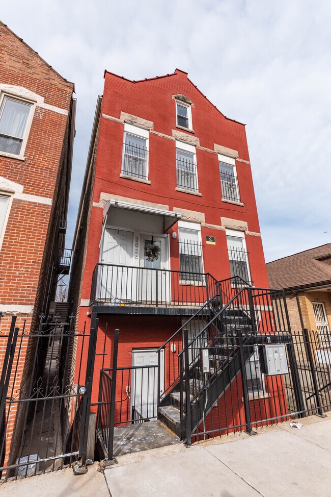 2026 W Coulter St Unit 2, Chicago, IL 60608 Apartments in Chicago, IL