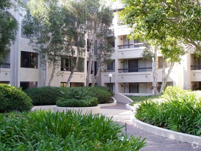Building Photo - 5765 Friars Rd