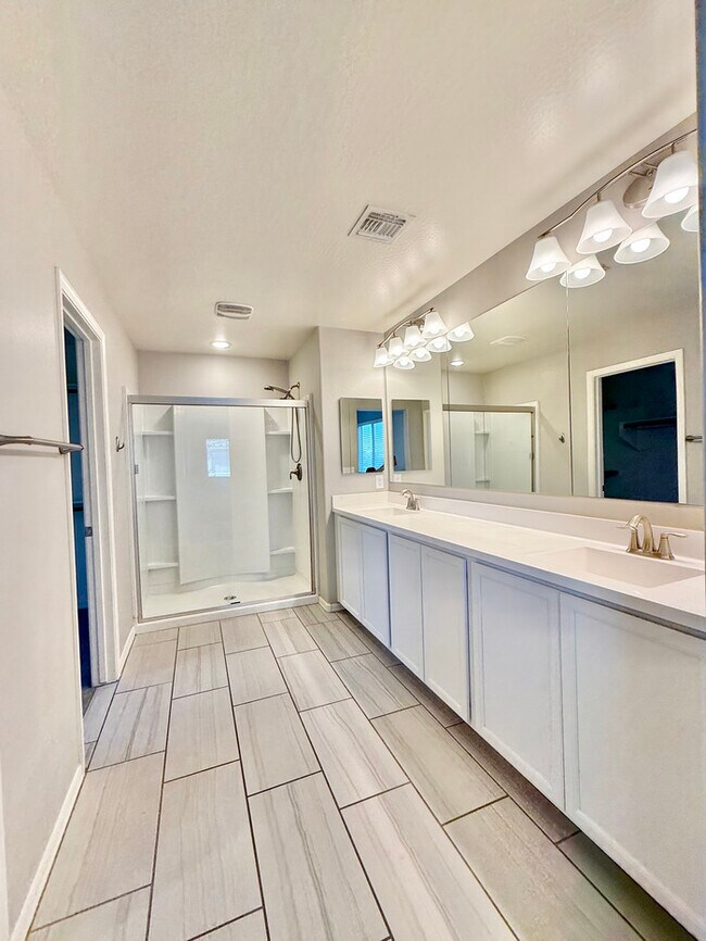 Foto del edificio - Spectacular 4-Bedroom, 2.5 Bathroom Home in Glendale!!