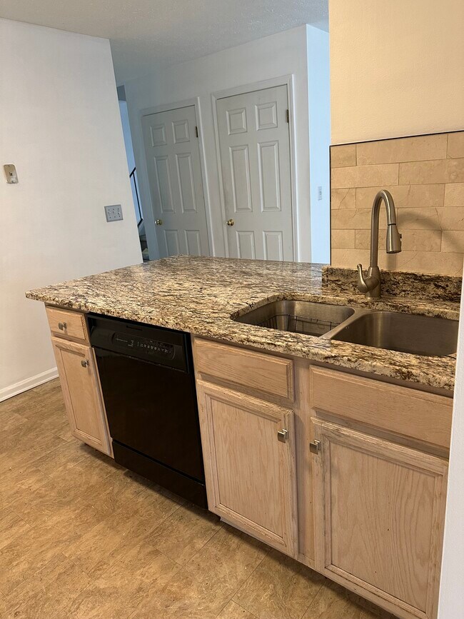 Foto del edificio - 637 Strand Pond Cir